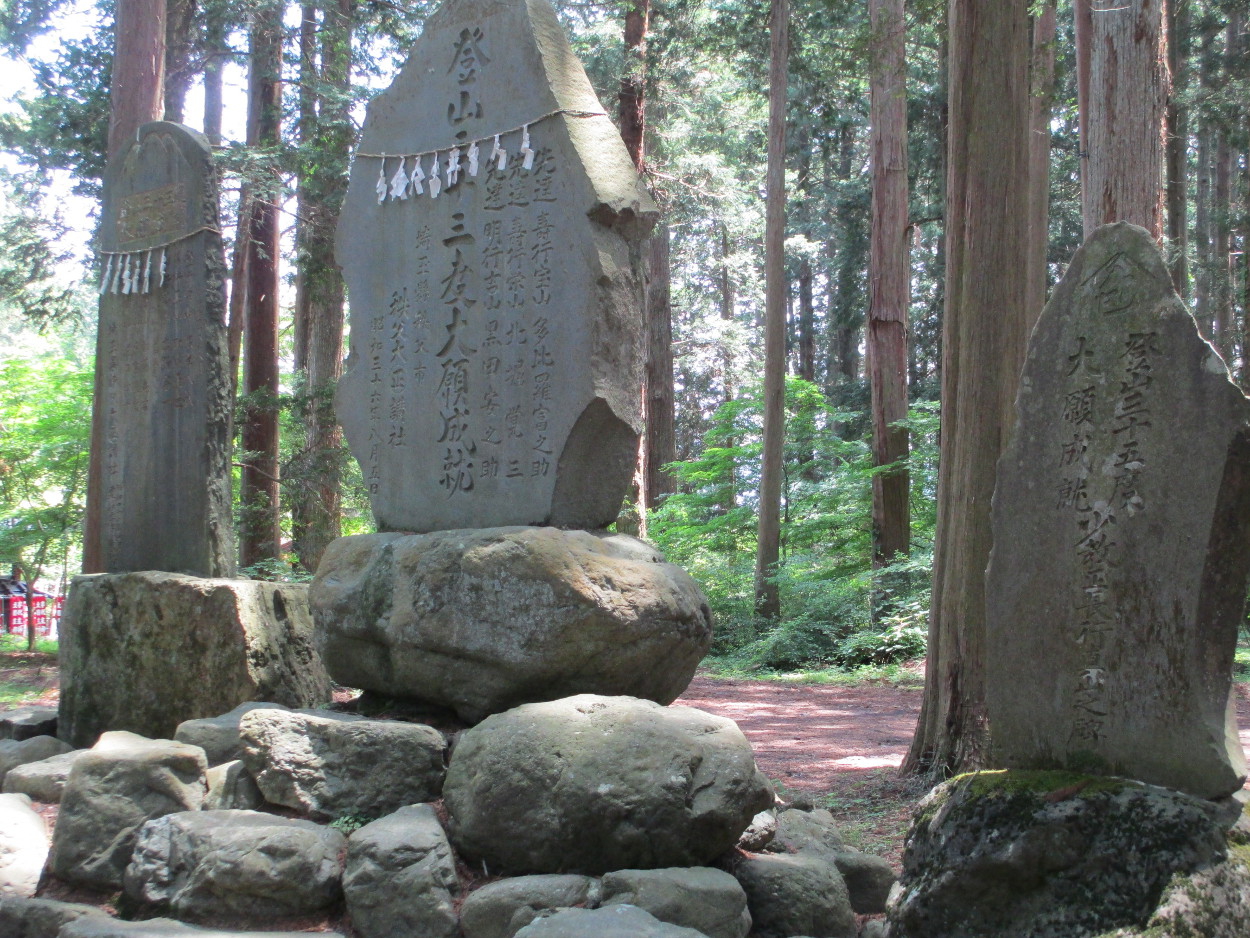 大きな石碑もそびえ立つ