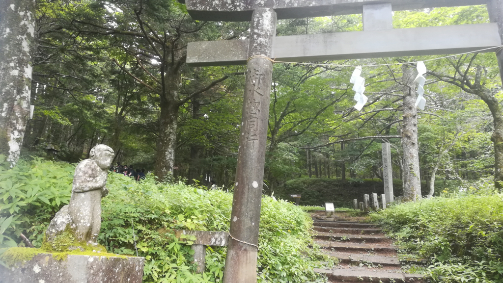 鳥居の脇にはサルの石像