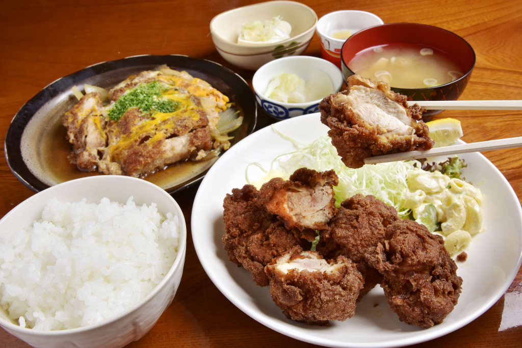 鳥カラ揚げ定食　700円　日替わり定食（煮カツ）700円