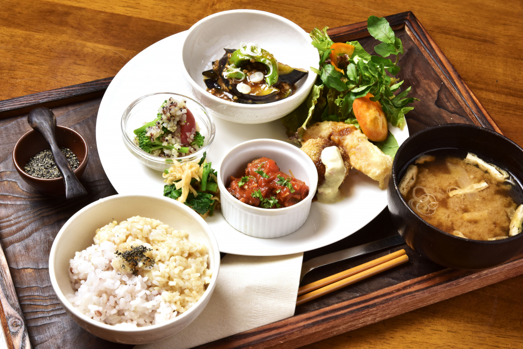じみじみ定食（日替わり）心にも体にも優しい料理だよ