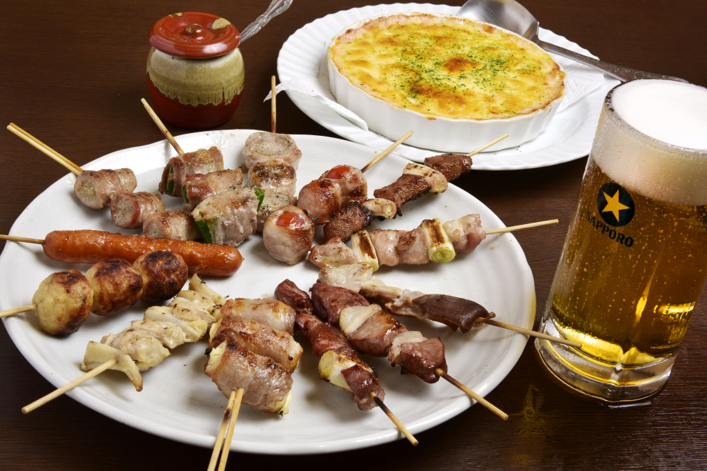 焼き鳥盛り合わせ 明太ポテト 巻物、揚げ物、肴など、焼き鳥以外のメニューも豊富
